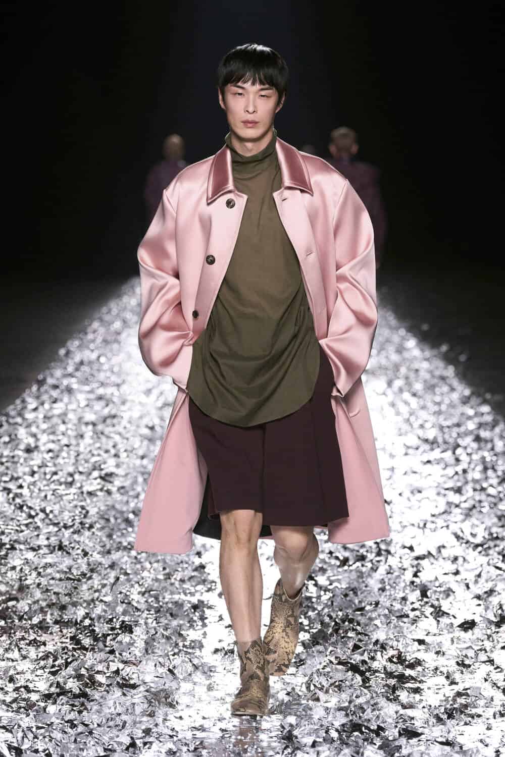 Dries Van Noten: Menswear SS25 - 10 Magazine Dries Van Noten: Menswear SS25 - 10 Magazine